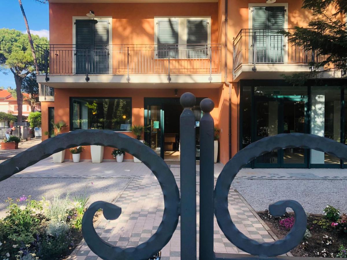 Hotel B&B Des Bains Milano Marittima Exterior foto