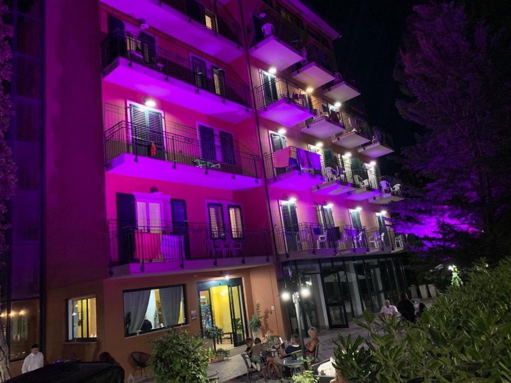 Hotel B&B Des Bains Milano Marittima Exterior foto